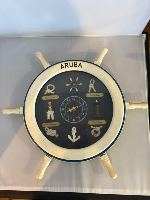 Reloj de madera con tema marítimo
