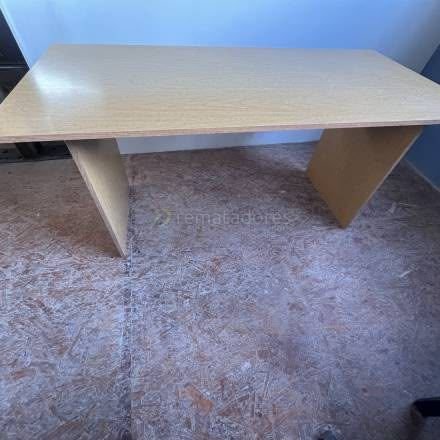 Mesa de madera clara para escritorio o comedor