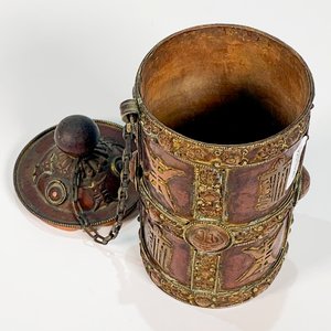 Pote Cilíndrico Metálico Cobreado con Tapa y Letras Orientales - imagen 3