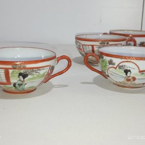Conjunto de 21 piezas de porcelana oriental: tazas, platitos, alhajeros y figuras - imagen 7