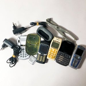 Lote de Electrónica: Teléfonos Varios, Radio JVC y Cámara Olympus con Estuche - imagen 2