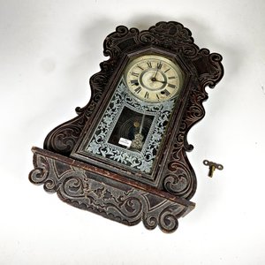 Reloj de Pared Antiguo con Péndulo y Llave, Caja de Madera Tallada - imagen 1
