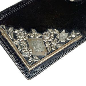 Tarjetero de Cuero y Plata con Diseño de Mariposa y Flores - imagen 2