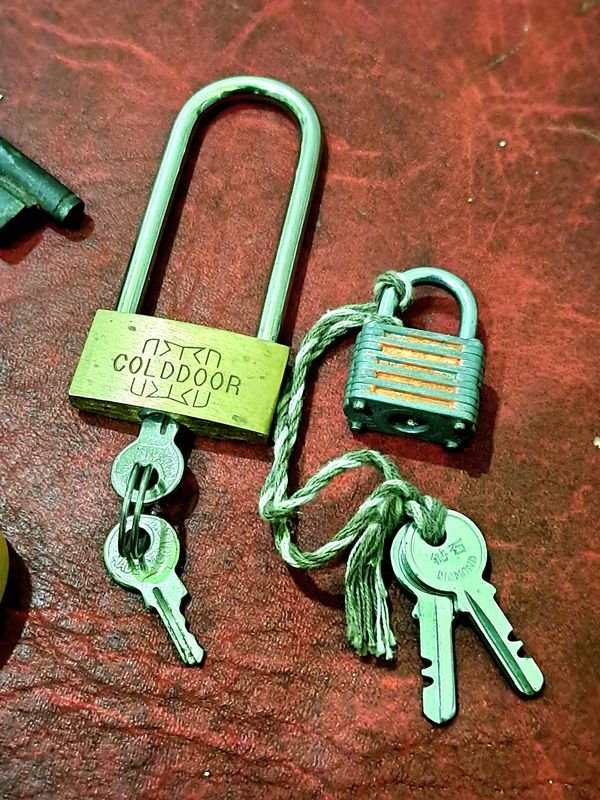 Colección de llaves antiguas y candados vintage con sus llaves - imagen 3