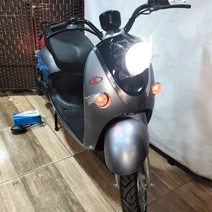Scooter Eléctrica Tipo Vespa Negra Nueva con Batería de Litio y Cargador - imagen 3
