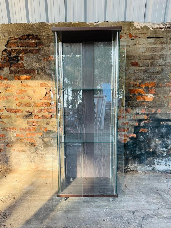 Vitrina Exhibidora de MDF con Puertas y Estantes de Vidrio - imagen 1