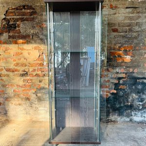 Lote siguiente: Vitrina Exhibidora de MDF con Puertas y Estantes de Vidrio