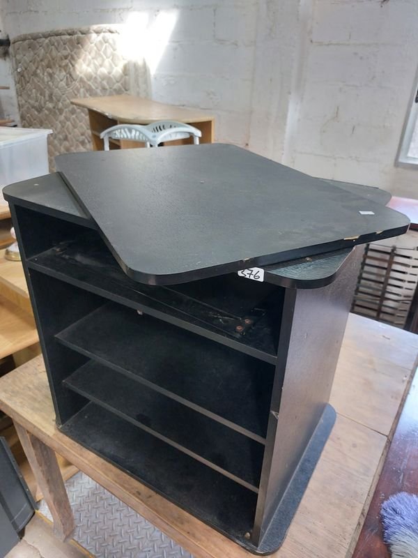 Mueble Negro con Estante y Tapa Giratoria