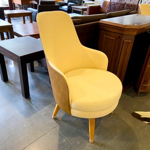 Lote siguiente: Sillón Individual Tapizado en Tela Beige y Cuero Sintético