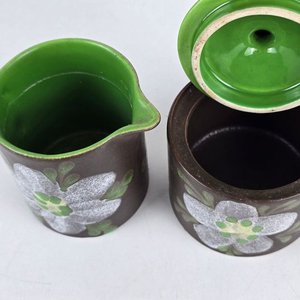 Juego de Té Artesanal de Cerámica con Flores Blancas y Verdes - imagen 7