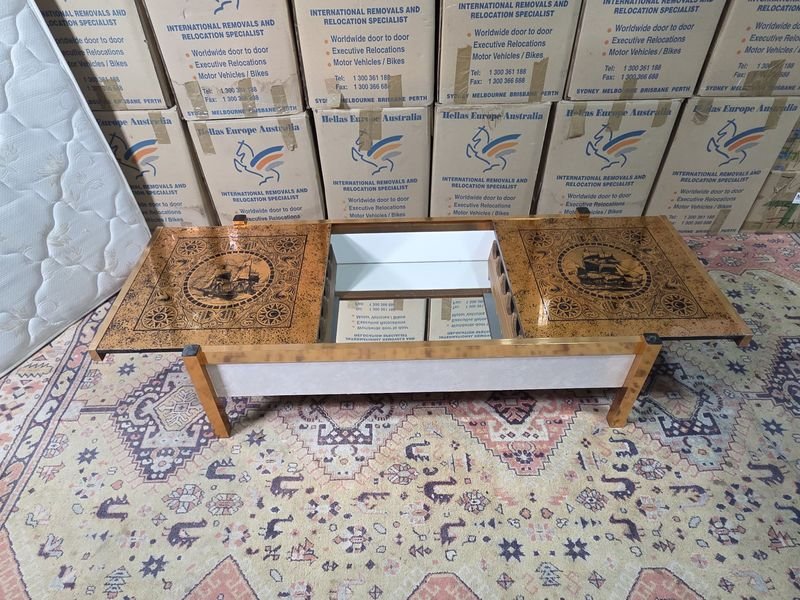 Mesa Ratona Vintage con Bar Interior y Diseño Náutico