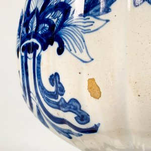 Florero Francés de Cerámica con Base y Virola de Bronce, Decoración Floral Azul y Blanco - imagen 4