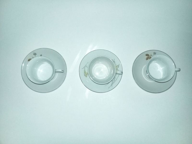 Conjunto de tazas y platos de porcelana con patrón floral - imagen 2