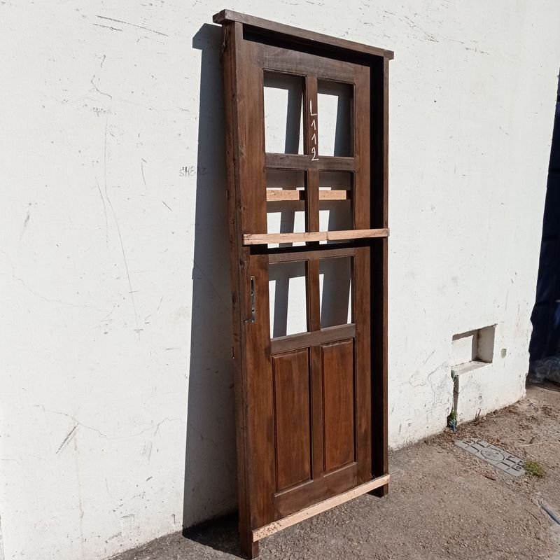 Puerta exterior de cedro con marco y cerradura - imagen 3