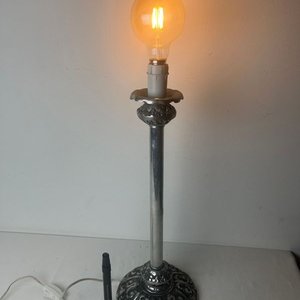 Lámpara de Sobremesa Antigua de Peltre Repujado - imagen 10