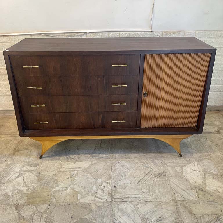 Lote anterior: Comoda americana de estilo clásico con cuatro cajones y puerta