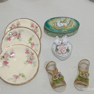 Conjunto de 21 piezas de porcelana oriental: tazas, platitos, alhajeros y figuras - imagen 9