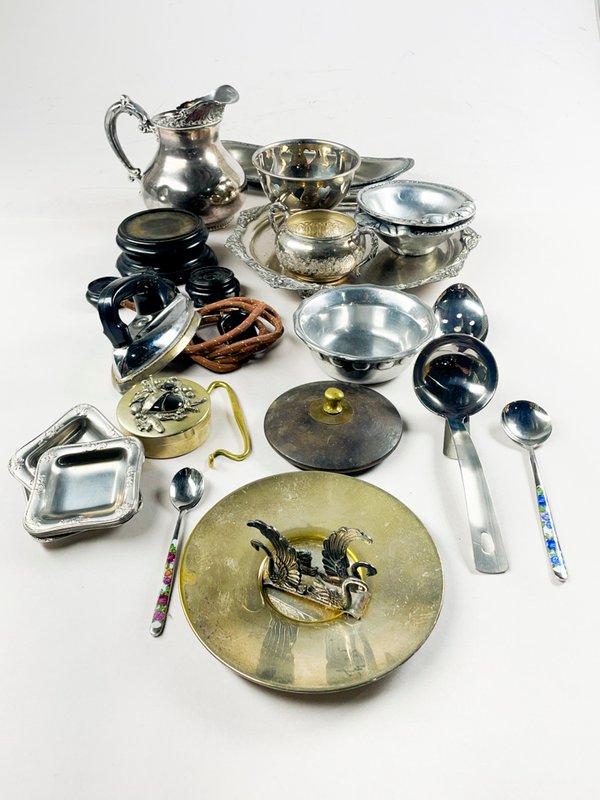 Lote siguiente: Jarra y bandeja circular de metal antigua