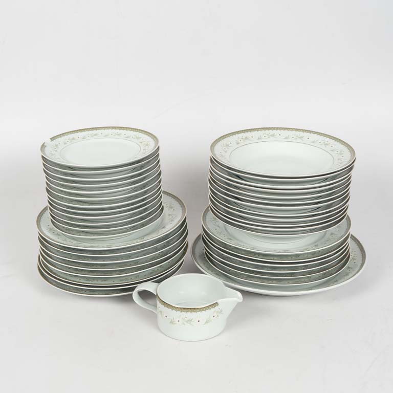 Lote anterior: 40 Piezas de porcelana brasilera Schmidt, fondo blanco, guarda decorada flores. (14 platos son llanos). Plato llano, plato de lunch con cascadura - Medidas: Plato llano 25cm