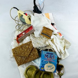 Lote (algún detalle) carteras de fiesta, manteles, plancha, aparato para mosquitos - imagen 2