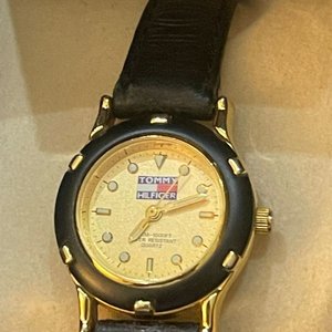 Reloj Tommy Hilfiger 1238 Gold & Black Dress-Diver 300M Cuarzo Vintage - imagen 2