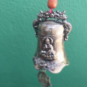 Lote de 6 Campanas Decorativas con Figuras Budistas y Dragones - imagen 3