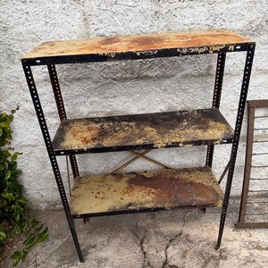 Dos Estanterías Metálicas y Reja de Alambre - imagen 4