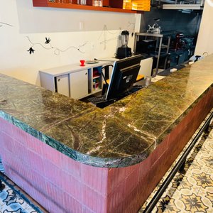 Lote #011 – Mármol para barra en L, son tres placas ó segmentos unidos, más 10 ganchos de hierro para carteras pegados debajo, más tira led, más posa pies en caño redondo en L – 400x165x40cm (mármol) – posa pies igual - imagen 2