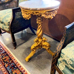 Mesa Auxiliar Antigua con Tapa de Mármol y Base Dorada Estilo Luis XV - imagen 1