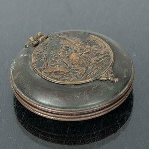 Lote siguiente: Pieza de Bronce con Tapa y Escena en Relieve - Origen Israel