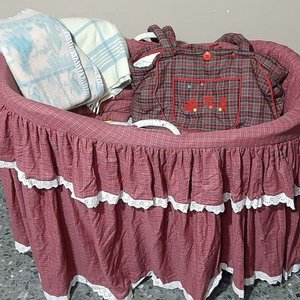 Moisés de Mimbre Blanco con Vestido Escocés Rojo, Colchón y Accesorios - imagen 1