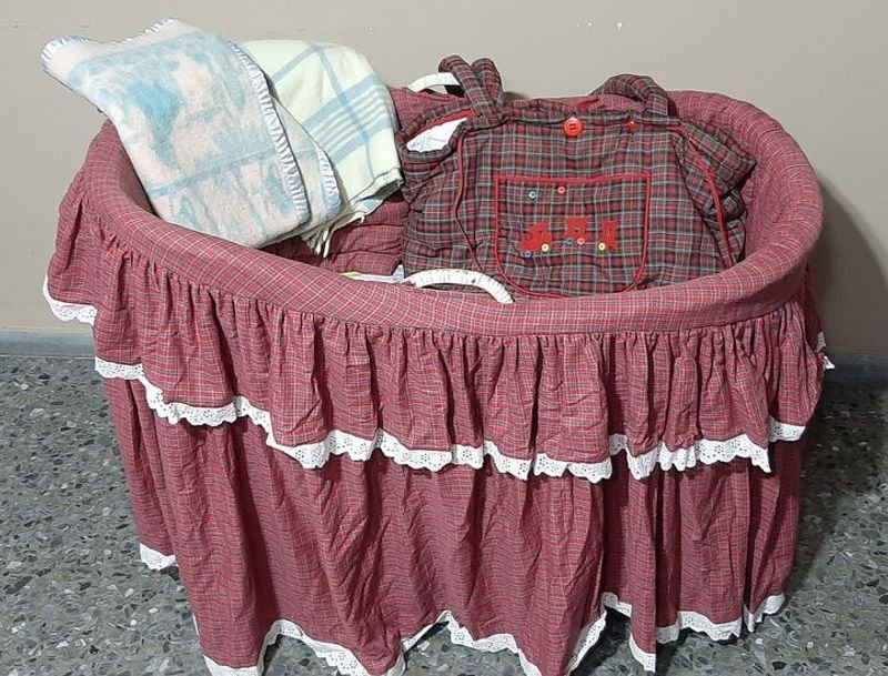 Moisés de Mimbre Blanco con Vestido Escocés Rojo, Colchón y Accesorios