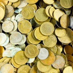 Lote de Monedas Variadas en Caja de Madera - imagen 3