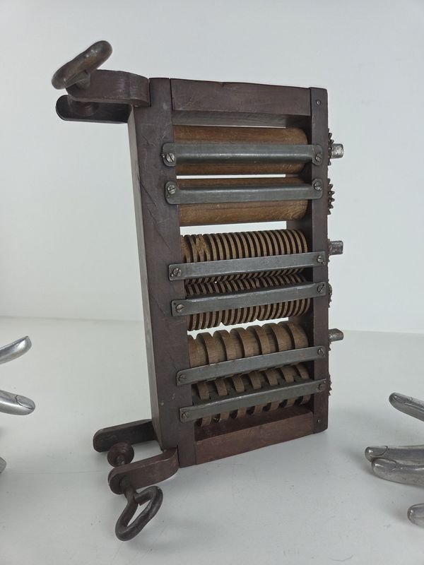 Máquina de pastas antigua en madera e hierro - imagen 3