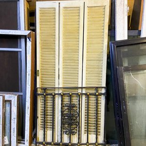 Postigo de Madera con Celosía y Reja de Hierro y Bronce Dorado - imagen 1
