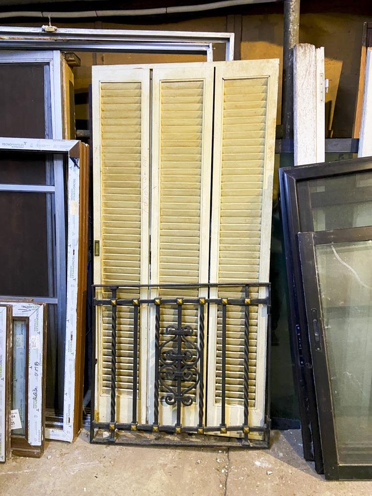 Postigo de Madera con Celosía y Reja de Hierro y Bronce Dorado