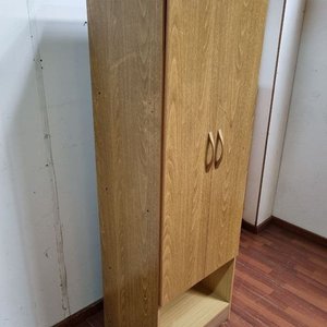 Mueble de madera claro con puertas y tiradores curvos - imagen 3