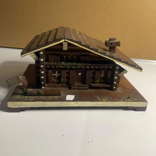 Caja Musical de Madera Estilo Cabaña Alpina con Compartimento Interior - imagen 1