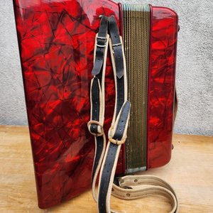 Acordeón Hohner Rojo con Caja Original y Correa - imagen 5