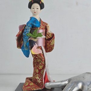 Lote siguiente: Muñeca Geisha Japonesa Coleccionable con Kimono Rojo y Dorado
