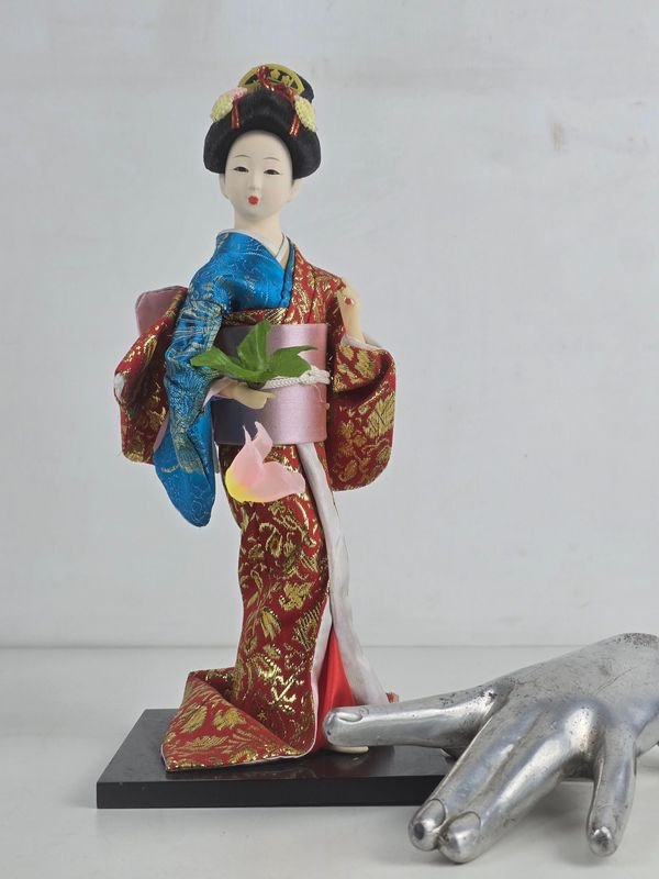 Muñeca Geisha Japonesa Coleccionable con Kimono Rojo y Dorado