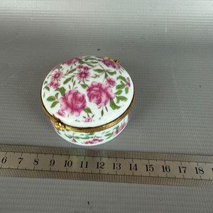 Lote anterior: Cajita de Porcelana con Tapa y Montura de Bronce Decorada con Flores Rosas