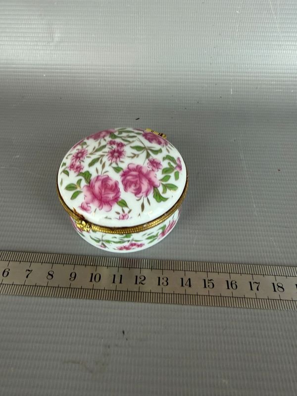 Cajita de Porcelana con Tapa y Montura de Bronce Decorada con Flores Rosas