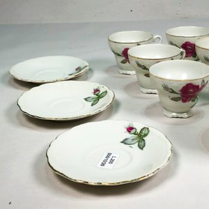 Juego de 13 Piezas de Porcelana Blanca con Flores Rosas: Tazas y Platitos - imagen 5