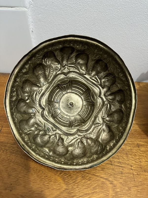 Centro de mesa bombonera de metal con detalles ornamentales - imagen 6