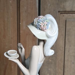 Figura de Porcelana Lladro Dama con Taza de Té, Altura 38 cm - imagen 5