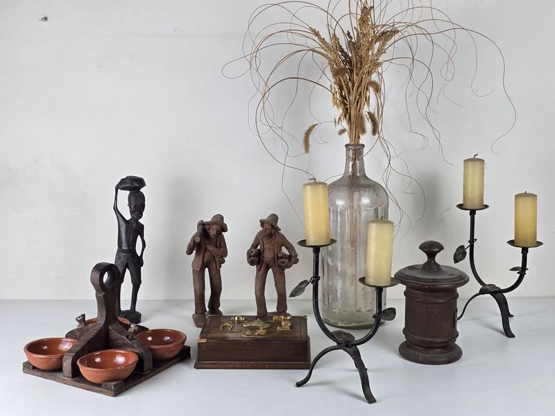 Conjunto Decorativo: Figuras, Candelabros y Recipientes
