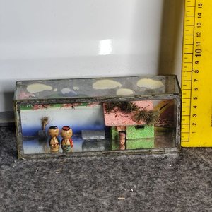 Escena Japonesa en Vidrio con Figuras Kokeshi y Casa - imagen 6