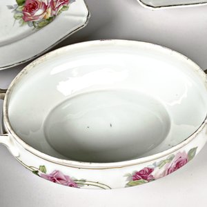 Conjunto de Porcelana Bavaria: Guisera y Dos Bandejas con Decoración de Rosas - imagen 3