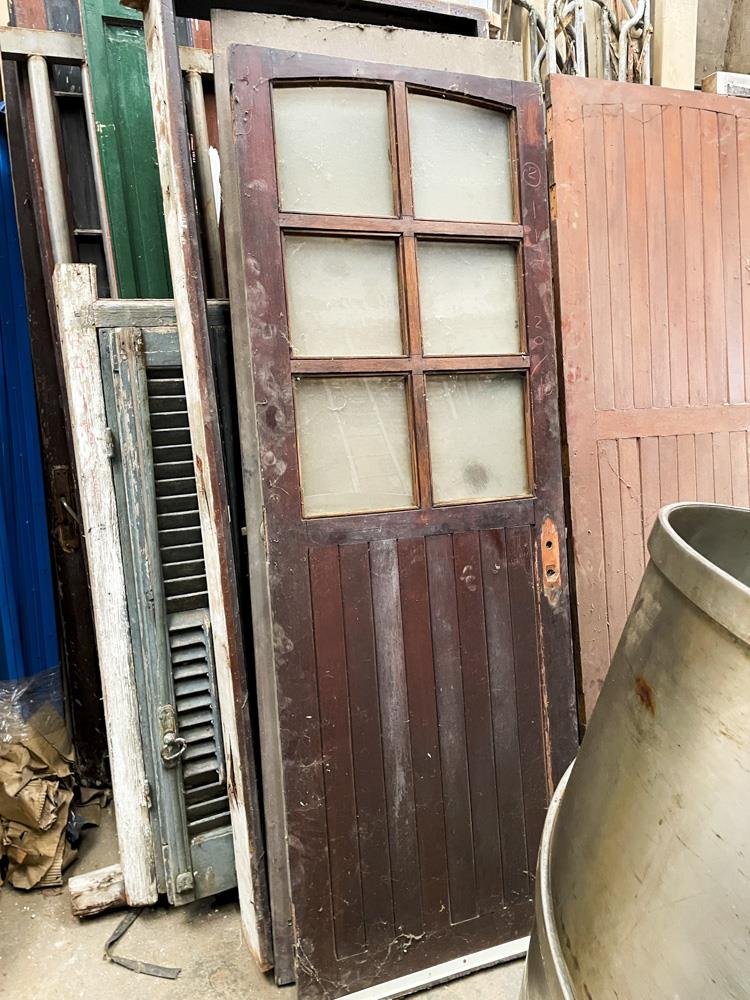 Puerta Interior Madera Oscura con Vidrio y Hoja de Madera